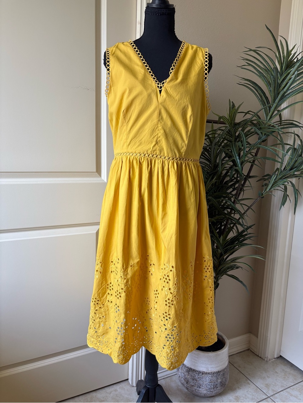 Ann Taylor Yellow Eyelet Midi Dress with Scalloped Trim Size 8